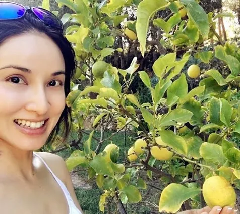 Rahasia Cantik Yang Kedua, Tertawa