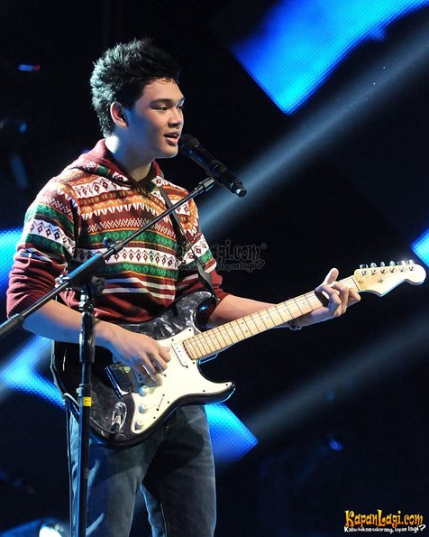 Mikha Angelo membawakan lagu A Thousand Years yang romantis.