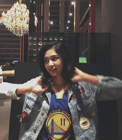 Dengan rambut pendek, ini penampilan kekinian Mikha memakai jaket jeans. /©instagram.com/miktambayong