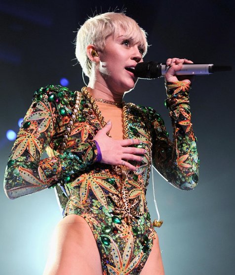 Miley Cyrus Dengan Kostum Bemotif Ganja/@miley-tour.com