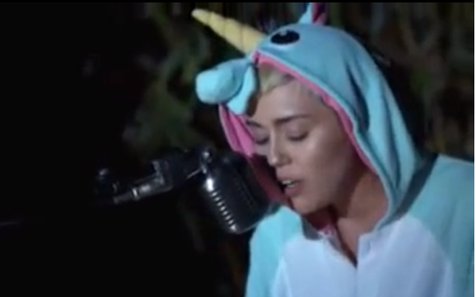 Miley Cyrus tak kuasa menahan laju air matanya ketika menyanyi untuk ikannya yang mati ©YouTube/MileyCyrusVEVO