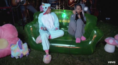 Miley Cyrus & Ariana Grande © MileyCyrusVEVO/youtube