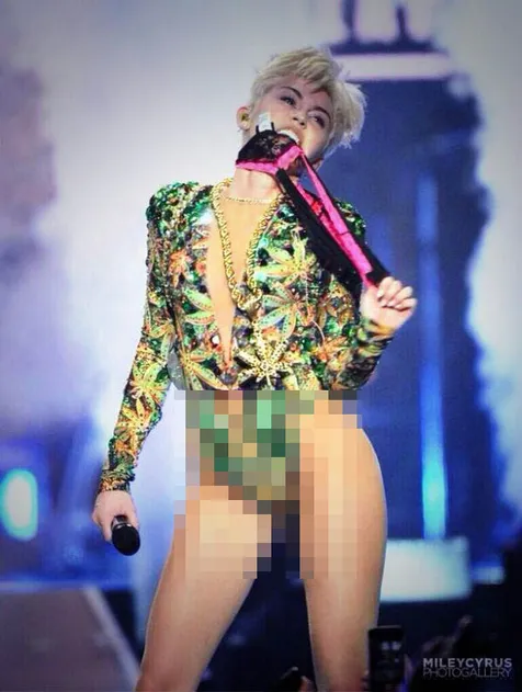 Salah satu kegilaan Miley Cyrus di tur Bangerz. ©Twitter/MileyCyrus