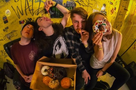 Tepat hari ini (29/4), Milk Teeth meretas music video terbaru mereka yang berjudul Swear Jar (Again) © Hopeless Records/Secret Signals