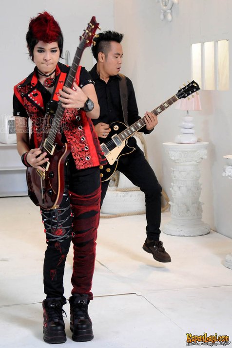 Mitha jadi gitaris ter-Ngetop di SCTV Awards 2013.