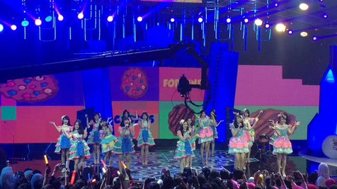 Penampilan JKT48 di Mom and Kids Awards 2015 © Twitter/MNCUpdate