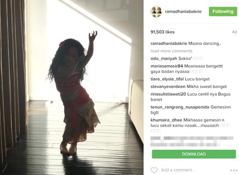 Mikhayla bergaya menari dan berdanda ala Moana. © instagram.com/ramadhaniabakrie