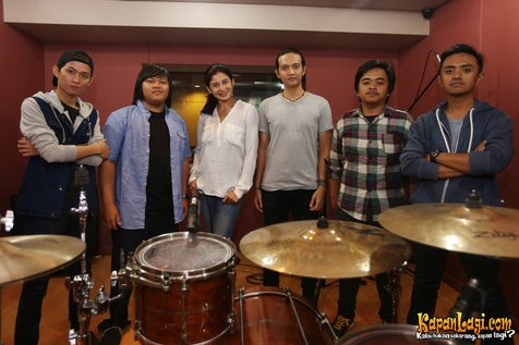 Monica Oemardi dan band yang diproduserinya, Pride © KapanLagi.com®/Budy Santoso