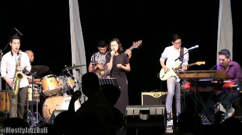 Eva Celia saat tampil di Mostly Jazz Bali © MostlyJazzJKT/youtube