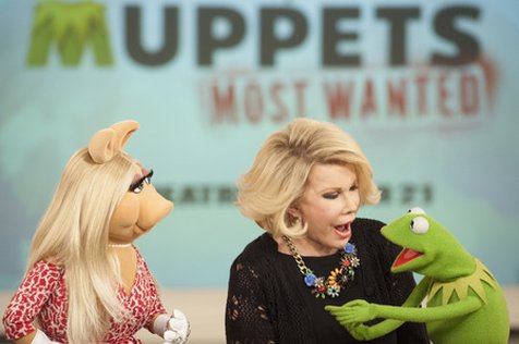 Joan Rivers dan beberapa tokoh The Muppets/©sheknows.com