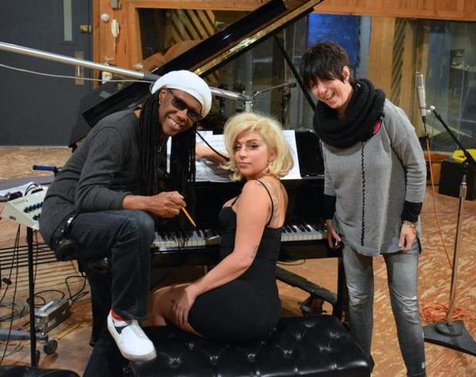 Gaga dan Diane Warren di studio. @twitter.com/ladygaga