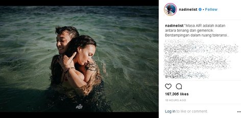 Momen kemesraan Nadine dan Dimas berenang di laut lepas. Credit: via instagram.com/nadinelist