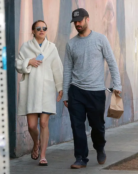 usai melahirkan natalie portman sembunyikan perut buncitnya kapanlagi usai melahirkan natalie portman sembunyikan perut buncitnya kapanlagi