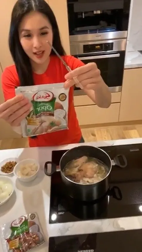 Rahasia Sukses Masak Opor Ayam ala Sandra Dewi, Pakai Bumbu Instan!