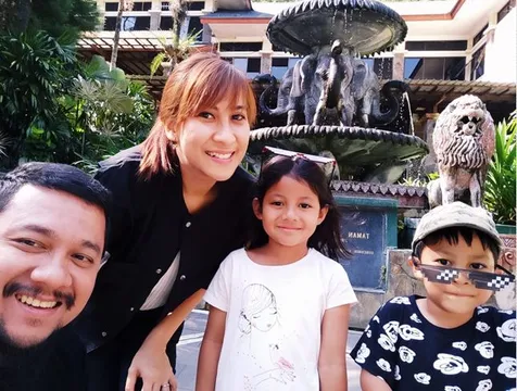 Nia dan Adit Saling Curhat