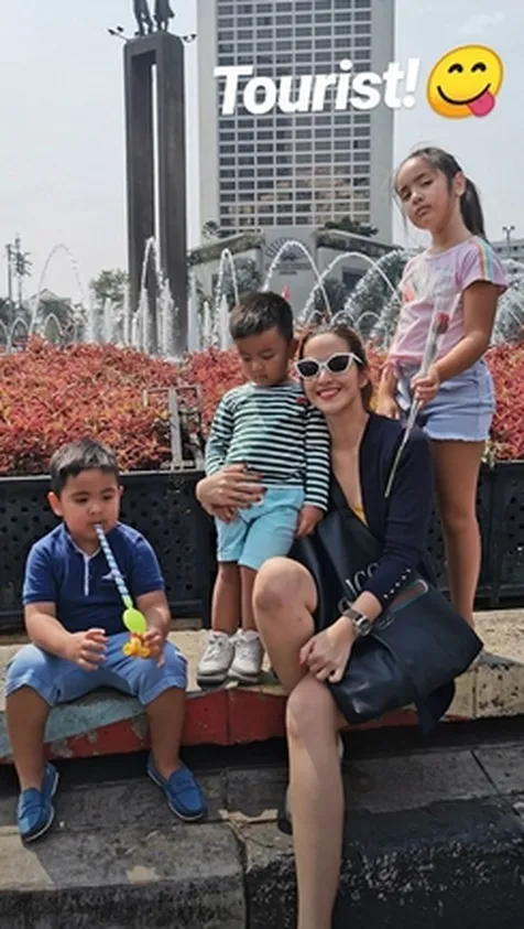 Nia Ramadhani Diserbu Fans