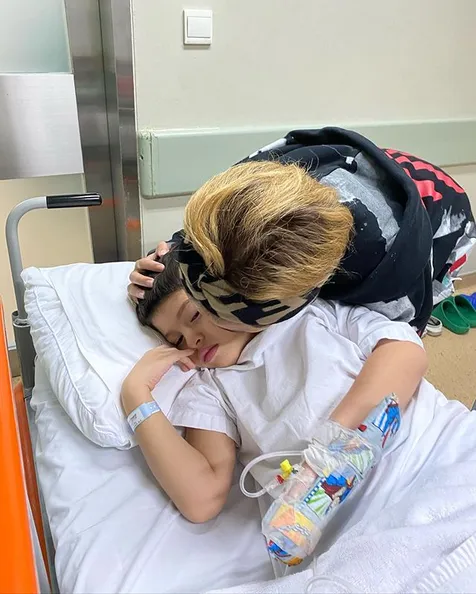 Temani Azka Operasi Usus Buntu Nikita Mirzani Menangis Karena Hal Ini Kapanlagi Com