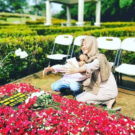 Kunjungi Makam Ashraf Sinclair