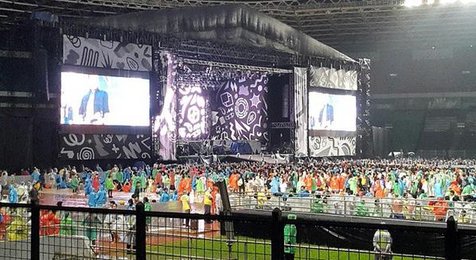 Seperti ini suasana konser One Direction di Stadion Utama Gelora Bung Karno ©twitter.com/AdibHidayat/Magdalena Butar