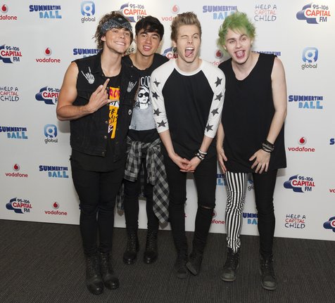 Setiap member 1D memegang saham keuangan 5 Seconds of Summer ©splashnews.com