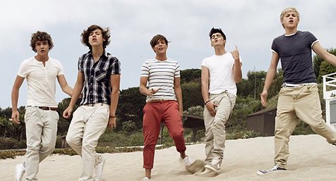 Hapus dulu bayangan One Direction di pantai! @www.collegefashion.net