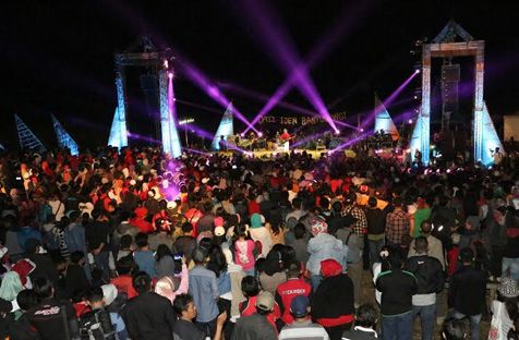 Jazz Ijen berjalan lancar, meski dingin para penonton dihangatkan oleh lagu-lagu dari para performer © Pemkab Banyuwangi