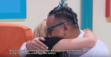 Nikita Mirzani dan Uya Kuya Berpelukan