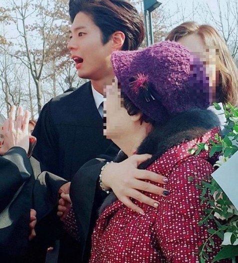 Park Bo Gum berusaha melindungi seorang nenek di upacara kelulusan. © allkpop.com