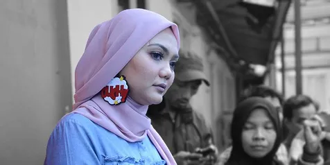 RINA NOSE LEPAS HIJAB