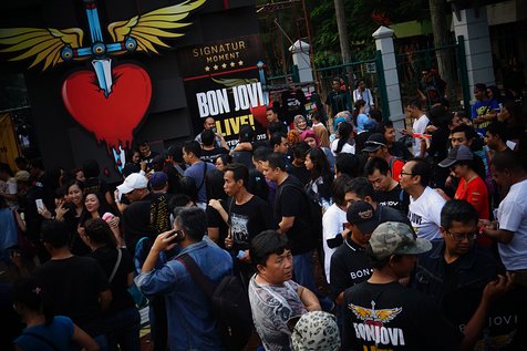 Suasana penonton di konser Bon Jovi © KapanLagi.com®/Agus Apriyanto