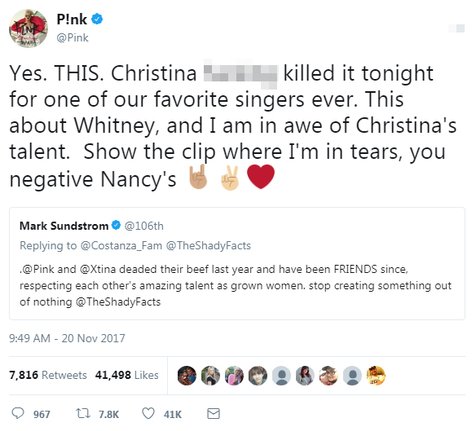 Lewat Twitter, Pink puji penampilan Chtistina Aguilera yang tampil dalam Tribute to Whitney Houston di acara American Music Awards © twitter.com/pink