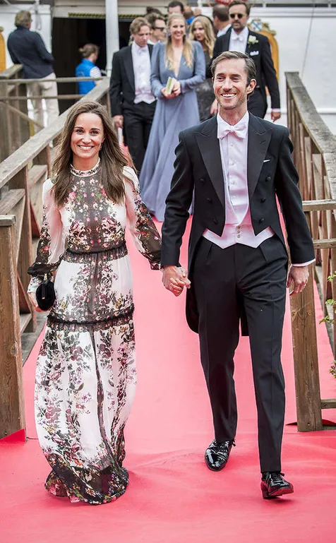 Cute! Pippa gandeng mesra James © Shutterstock/eonline.com