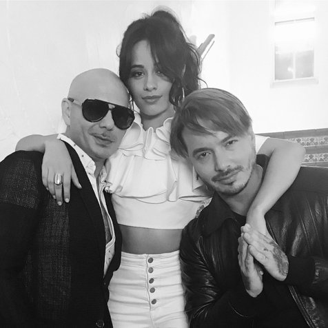 Pitbull, Camila Cabello dan J Balvin foto bareng © Twitter.com/Camila Cabello