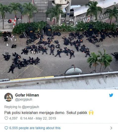 Polisi yang Tidur Karena Kelelahan