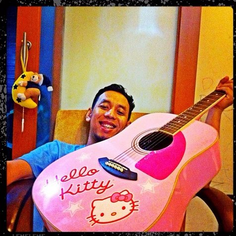 Pongky foto selfie dengan gitar unyu miliknya @instagram