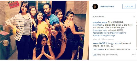 Pooja Sharma bertindak jahil saat sahabatnya berulang tahun © Instagram.com/poojabsharma