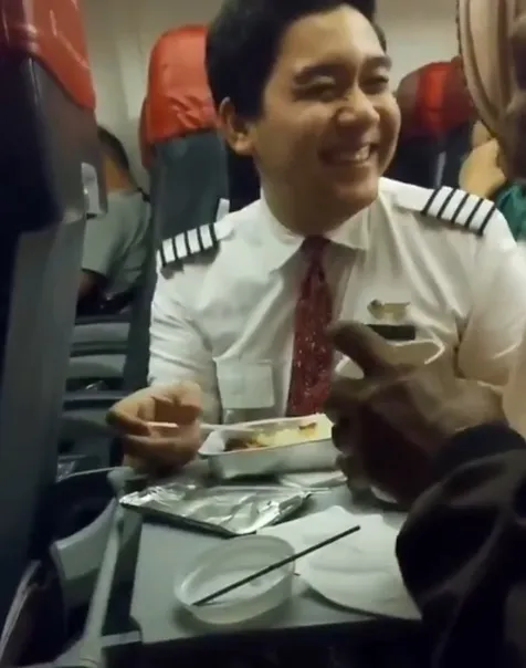 Senyum Tulus Sang Pramugara Bikin Meleleh
