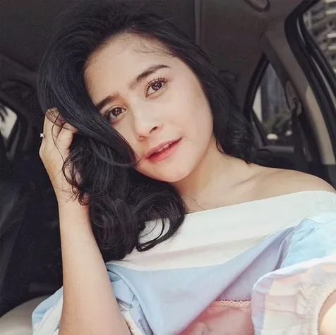 Foto Biasanya Feminin Ini Gaya Prilly Latuconsina Pakai Kaos Band Kapanlagi Com Foto Biasanya Feminin Ini Gaya Prilly Latuconsina Pakai Kaos Band Kapanlagi Com