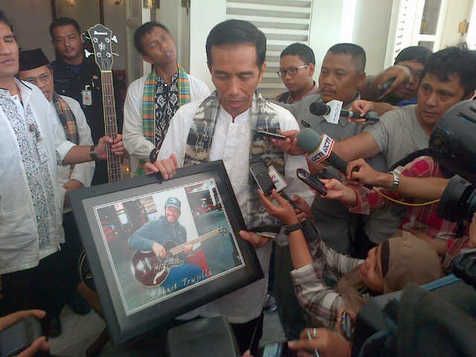 Jokowi dan Bass Pemberian Bassis Metallica