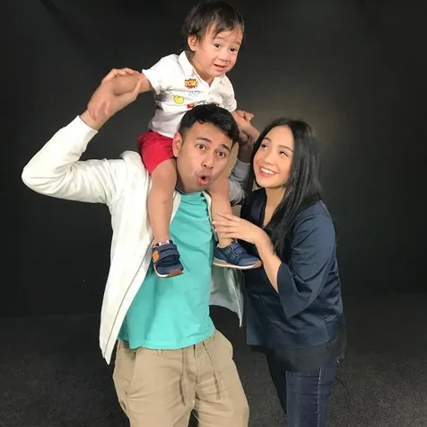FOTO: Gantengnya Rafathar Saat Fitting Jas Untuk Premiere Filmnya ...