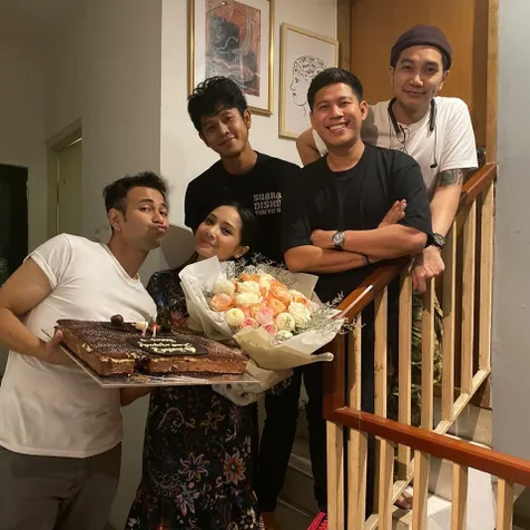 Kado Spesial Sebuah Lagu Ciptaan Melly Goeslaw