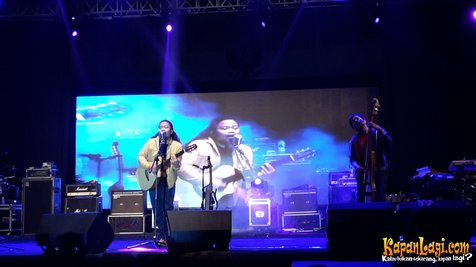 Penampilan Payung Teduh yang penuh emosi, syahdu, dan pecah! ©KapanLagi.com®/Cinthya Septavy