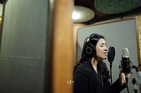 Raisa dalam sesi recording © twitter.com/raisa6690