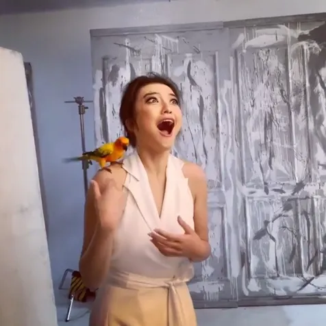 Tangan Raline Shah Dipatuk Burung