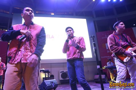 RAN tampil dengan batik urban di akhir FIMELAFest 2015. ©KapanLagi.com/Budy Santoso