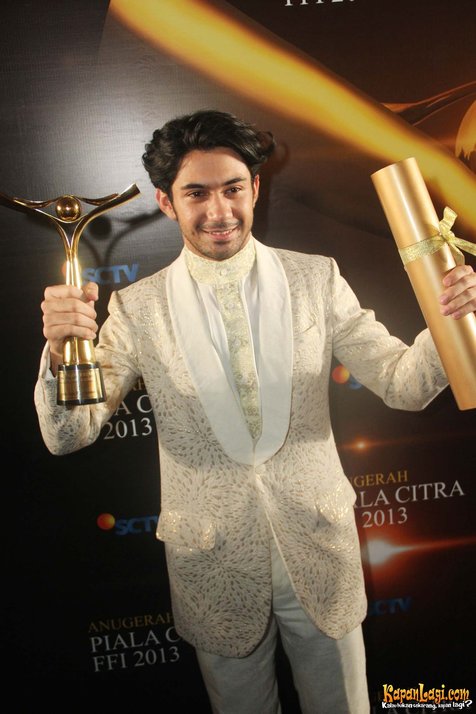 Reza Rahardian Persembahkan Piala Citra Untuk Mendiang Oma Kapanlagi Com