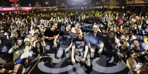 Aksi Once dan Ari Lasso Bersama Dewa 19