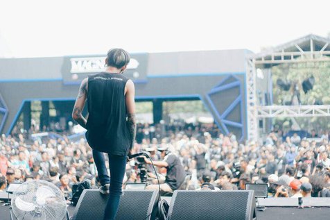 Meski bermain di siang hari, Revenge The Fate sukses panaskan area moshpit 'Hammersonic 2017' © KapanLagi.com/Mathias Purwanto