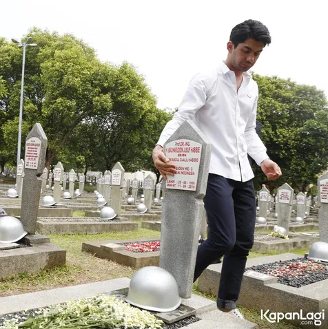 Melihat Makam Habibie dan Ainun