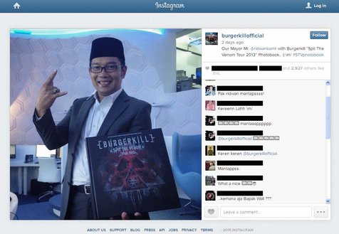 Pose Ridwan Kamil bersama photoshoot Burgerkill selama tour ©Instagram.com/burgerkillofficial/